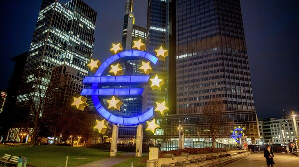 Homem passa pela escultura do euro em Frankfurt, na Alemanha, em 11 de março de 2021 - Sputnik Brasil