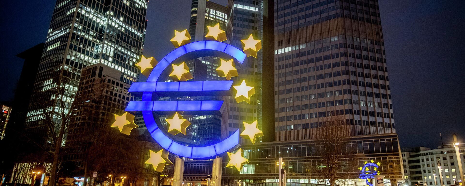 Homem passa pela escultura do euro em Frankfurt, na Alemanha, em 11 de março de 2021 - Sputnik Brasil, 1920, 07.10.2022