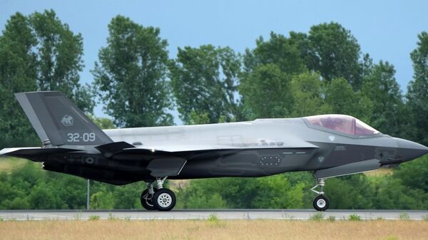 Caça F-35 Lightning II da Força Aérea da Itália em show aéreo em Schonefeld, na Alemanha, em 20 de junho de 2022 - Sputnik Brasil