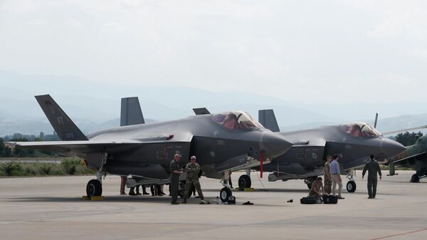 Militares dos EUA junto de caças de quinta geração F-35 na base militar do Aeroporto de Skopje, Macedônia do Norte, 17 de junho de 2022 - Sputnik Brasil