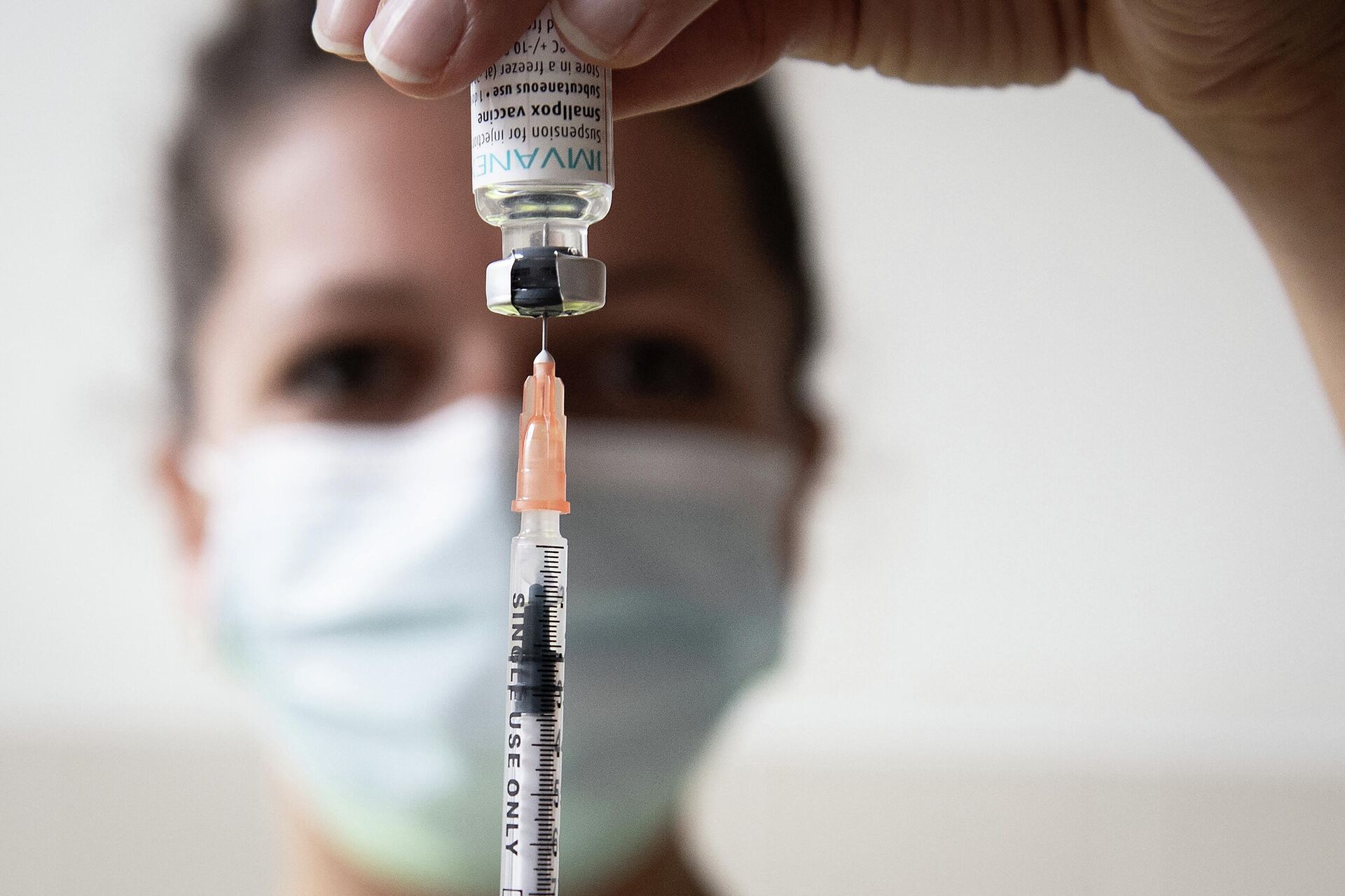 Profissional de saúde prepara dose da vacina contra a varíola dos macacos (monkeypox) no centro de vacinação municipal de Edison, em Paris, 27 de julho de 2022 - Sputnik Brasil, 1920, 27.08.2022