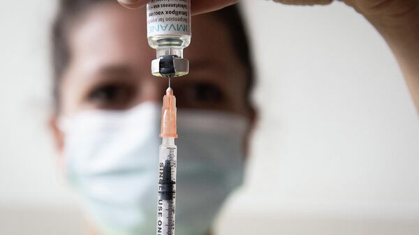Profissional de saúde prepara dose da vacina contra a varíola dos macacos (monkeypox) no centro de vacinação municipal de Edison, em Paris, 27 de julho de 2022 - Sputnik Brasil