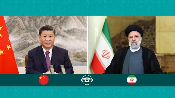Foto dos presidentes chinês e iraniano, Xi Jinping (à esquerda) e Ebrahim Raisi, respectivamente - Sputnik Brasil