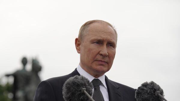 Presidente da Rússia, Vladimir Putin durante cerimônia de abertura do desfile da Marinha russa - Sputnik Brasil