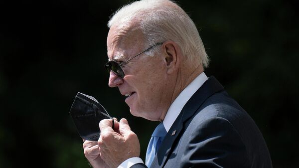 Joe Biden, presidente dos EUA, retira sua máscara de proteção na Casa Branca em Washington, EUA, 27 de julho de 2022 - Sputnik Brasil