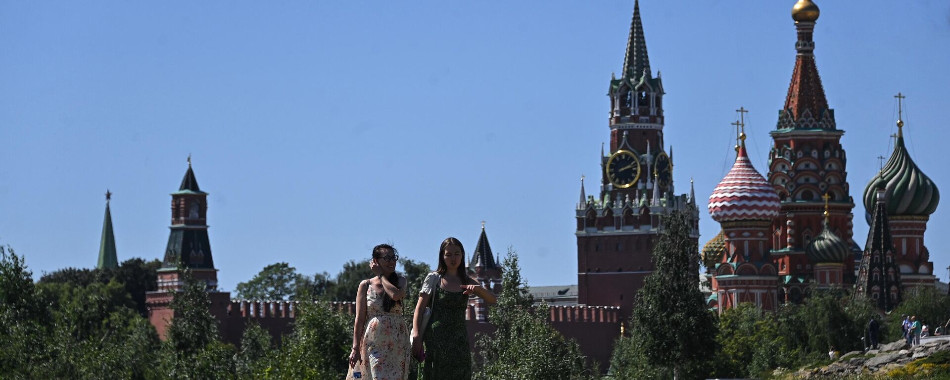 Mulheres passeiam perto do Kremlin em Moscou, Rússia, foto publicada em 2 de julho de 2022 - Sputnik Brasil, 1920, 31.07.2022