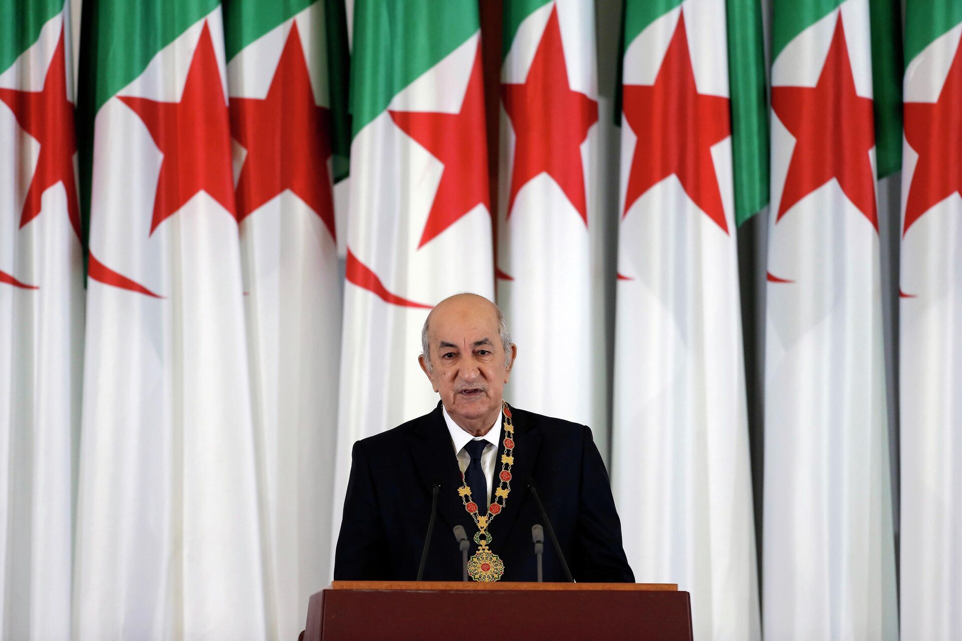 O presidente argelino, Abdelmadjid Tebboune, discursa durante cerimônia de posse no palácio presidencial, em Argel, na Argélia, em 19 de dezembro de 2019 - Sputnik Brasil, 1920, 20.09.2022