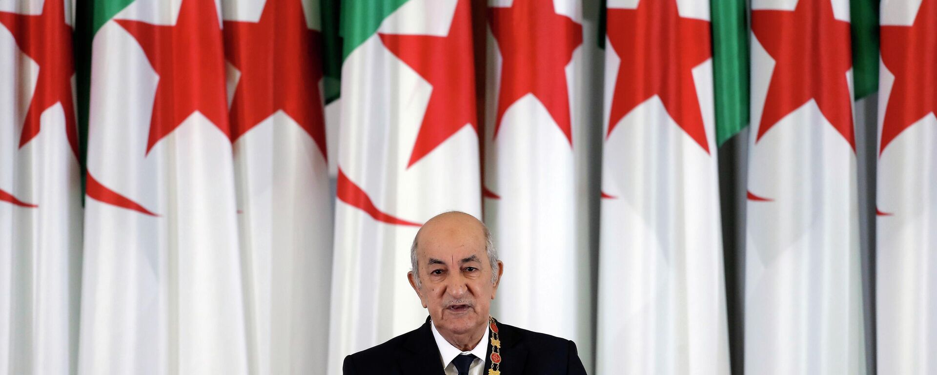 O presidente argelino, Abdelmadjid Tebboune, discursa durante cerimônia de posse no palácio presidencial, em Argel, na Argélia, em 19 de dezembro de 2019 - Sputnik Brasil, 1920, 31.07.2022