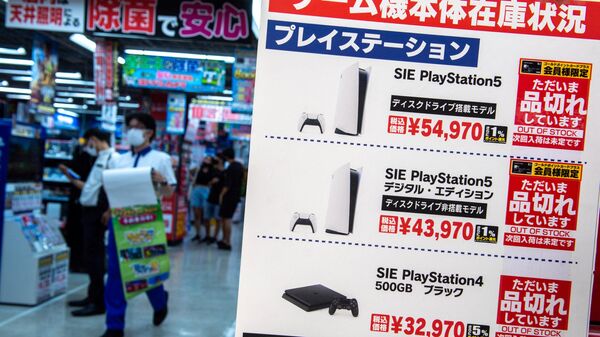 Cartaz anunciando falta de stock de consolas de videojogos em uma loja em Tóquio, Japão, 28 de junho de 2022 - Sputnik Brasil