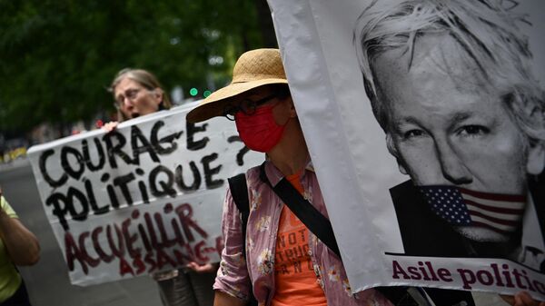 Manifestantes em apoio a Julian Assange, fundador do WikiLeaks, em Paris, França, 3 de julho de 2022 - Sputnik Brasil