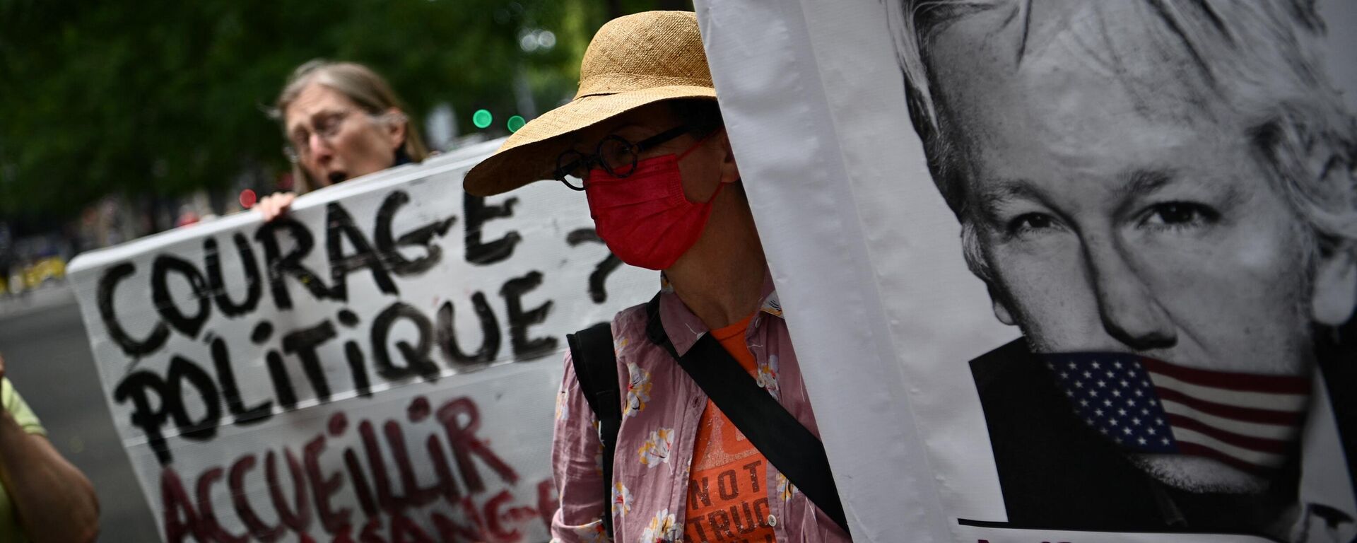 Manifestantes em apoio a Julian Assange, fundador do WikiLeaks, em Paris, França, 3 de julho de 2022 - Sputnik Brasil, 1920, 01.08.2022