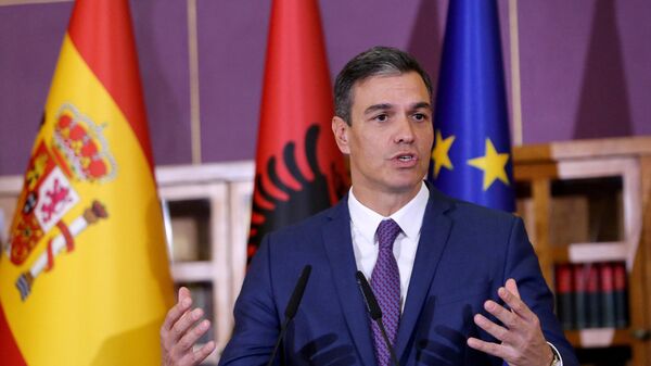O primeiro-ministro espanhol Pedro Sanchez fala durante uma entrevista coletiva com seu colega albanês em Tirana em 1º de agosto de 2022 - Sputnik Brasil