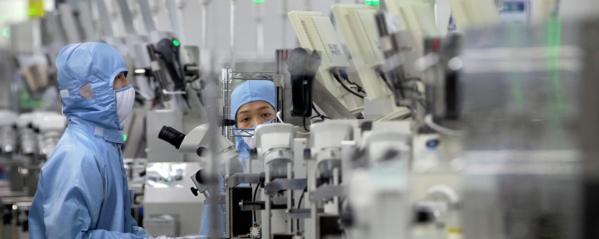 Funcionários chineses trabalham em uma instalação de produção de semicondutores - Sputnik Brasil, 1920, 13.08.2022
