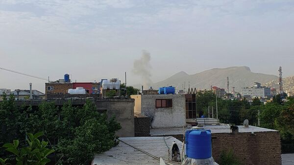 Fumaça sobe de uma casa após um ataque de drone dos EUA na área de Sherpur, em Cabul, 31 de julho de 2022 - Sputnik Brasil