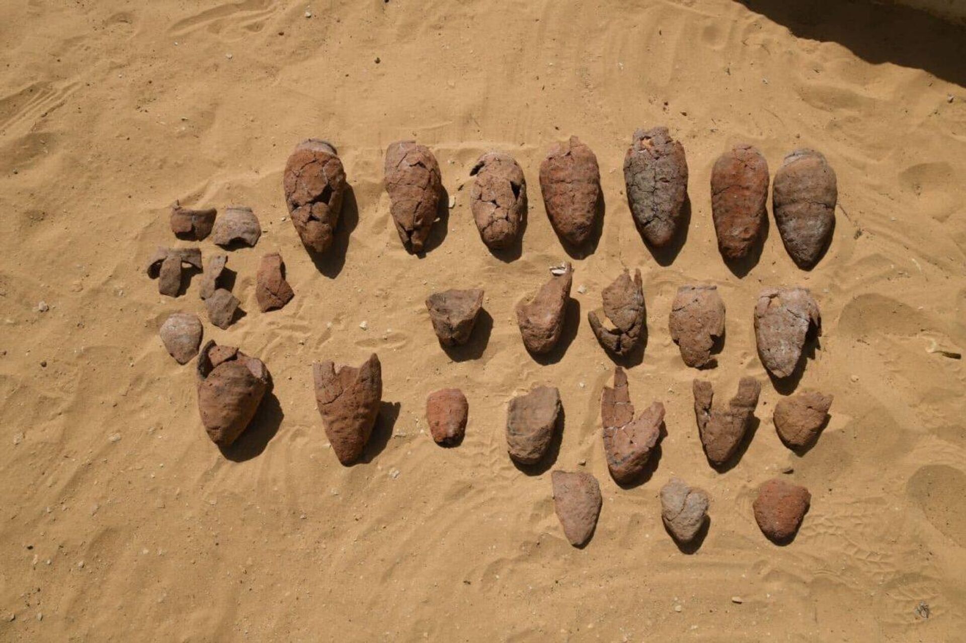 Objetos de barro desenterrados em Abusir, no Egito - Sputnik Brasil, 1920, 02.08.2022