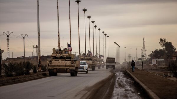 Veículos militares dos EUA patrulham perto de prisão em Al-Hasakah, Síria, 8 de fevereiro de 2022 - Sputnik Brasil