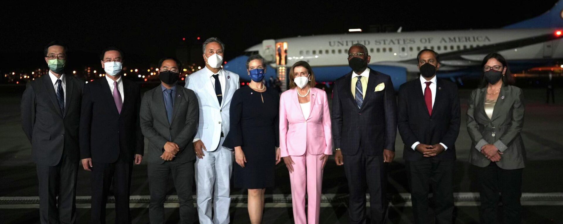 Nancy Pelosi posa para foto oficial ao lado de sua delegação e de autoridades de Taiwan após aterrissagem em Taipé - Sputnik Brasil, 1920, 02.08.2022