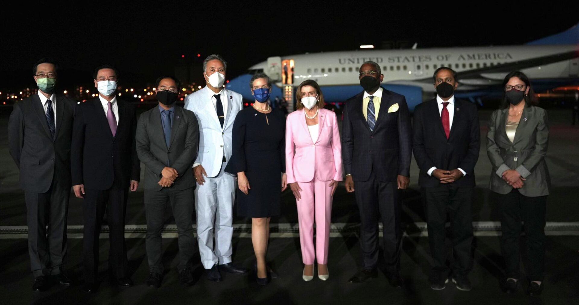Nancy Pelosi posa para foto oficial ao lado de sua delegação e de autoridades de Taiwan após aterrissagem em Taipé - Sputnik Brasil, 1920, 02.08.2022