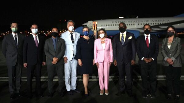 Nancy Pelosi posa para foto oficial ao lado de sua delegação e de autoridades de Taiwan após aterrissagem em Taipé - Sputnik Brasil