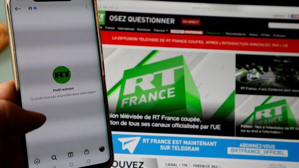 RT France aparece indisponível em smartphone após decisão da União Europeia de a proibir, 2 de março de 2022 - Sputnik Brasil