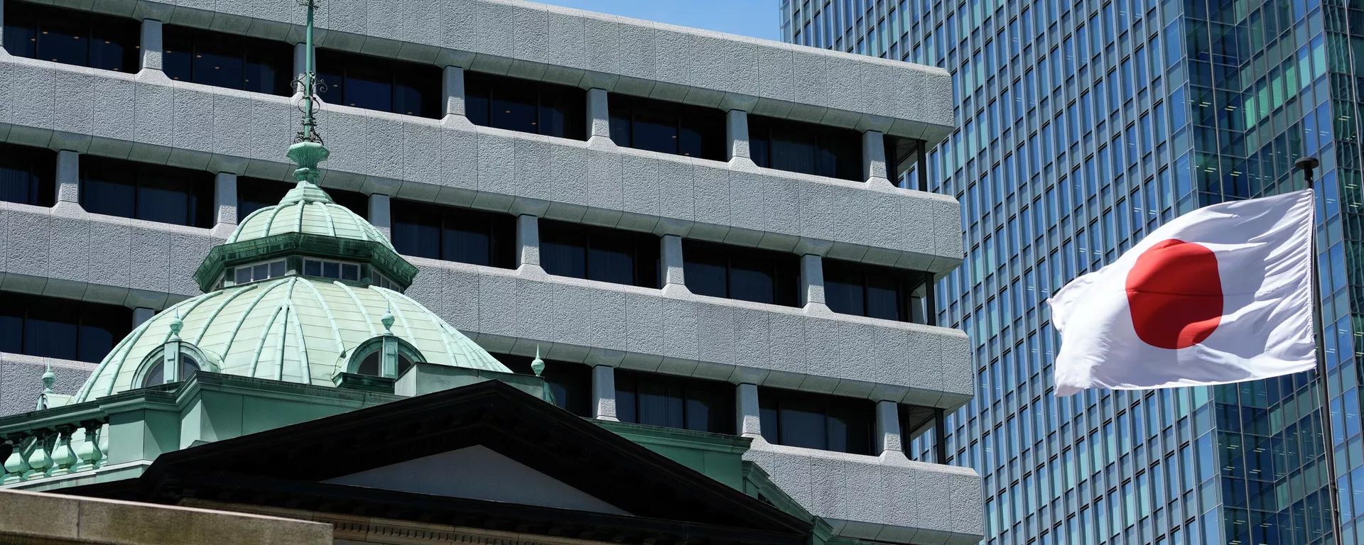 Uma bandeira japonesa tremula na sede do Banco do Japão em Tóquio - Sputnik Brasil, 1920, 03.04.2023