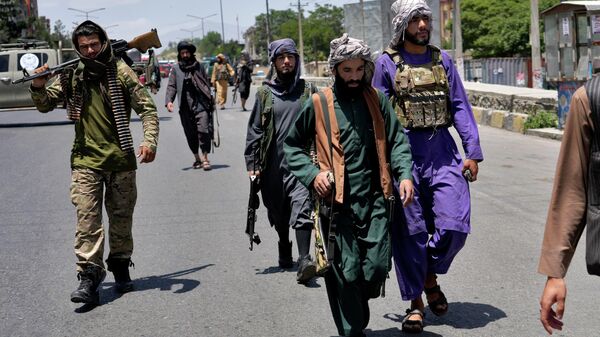 Combatentes do Talibã (organização sob sanções da ONU por atividade terrorista) fazem guarda no local de uma explosão em Cabul, no Afeganistão, em 18 de junho de 2022 - Sputnik Brasil