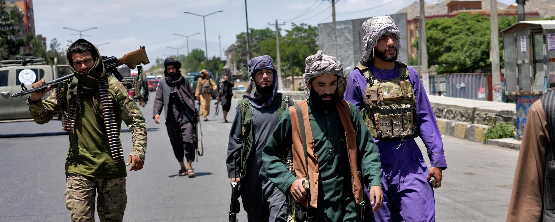 Combatentes do Talibã (organização sob sanções da ONU por atividade terrorista) fazem guarda no local de uma explosão em Cabul, no Afeganistão, em 18 de junho de 2022 - Sputnik Brasil, 1920, 04.01.2023