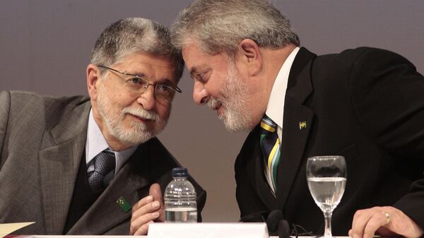 O então ministro das Relações Exteriores do Brasil, Celso Amorim, ao lado do então presidente brasileiro, Luiz Inácio Lula da Silva (PT), em evento na Federação das Indústrias do Estado de São Paulo (FIESP), em 29 de junho de 2010 - Sputnik Brasil