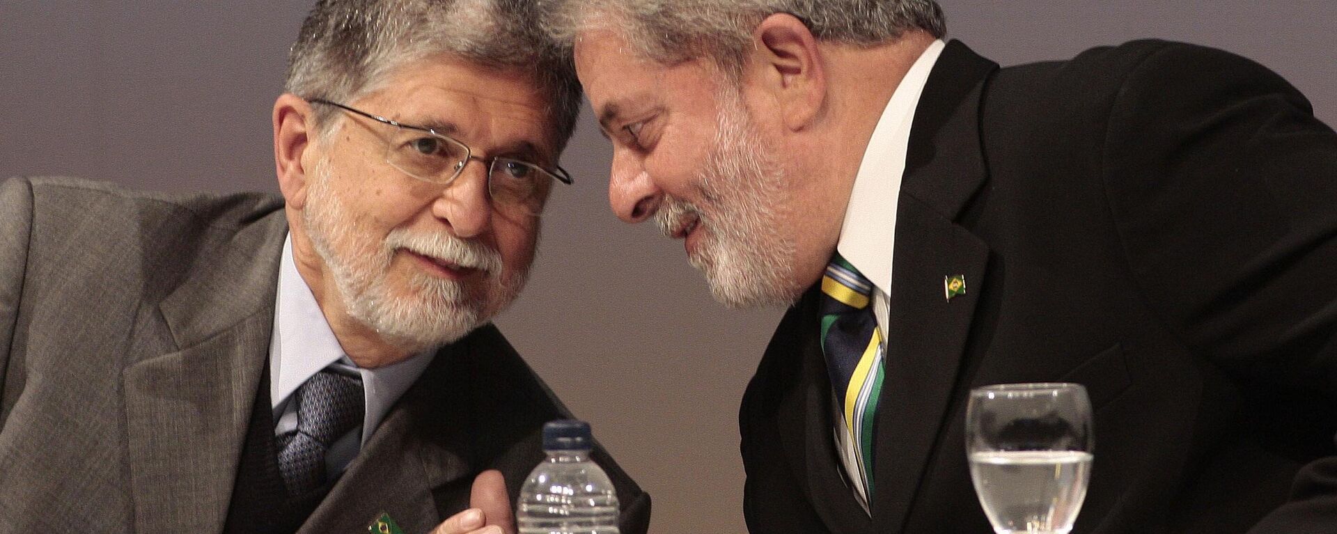 O então ministro das Relações Exteriores do Brasil, Celso Amorim, ao lado do então presidente brasileiro, Luiz Inácio Lula da Silva (PT), em evento na Federação das Indústrias do Estado de São Paulo (FIESP), em 29 de junho de 2010 - Sputnik Brasil, 1920, 28.09.2023