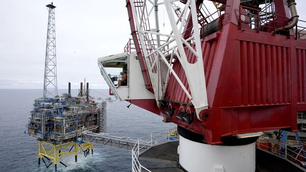 Um trabalhador sentado dentro de um guindaste na plataforma de gás Sleipner, a cerca de 250 km da costa da Noruega no mar do Norte, 15 de maio de 2008 - Sputnik Brasil