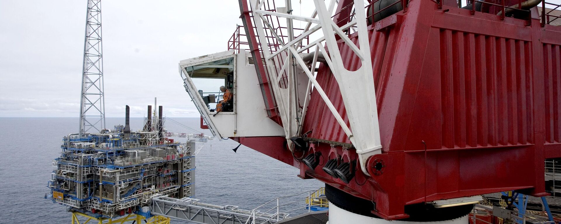 Um trabalhador sentado dentro de um guindaste na plataforma de gás Sleipner, a cerca de 250 km da costa da Noruega no mar do Norte, 15 de maio de 2008 - Sputnik Brasil, 1920, 04.08.2022