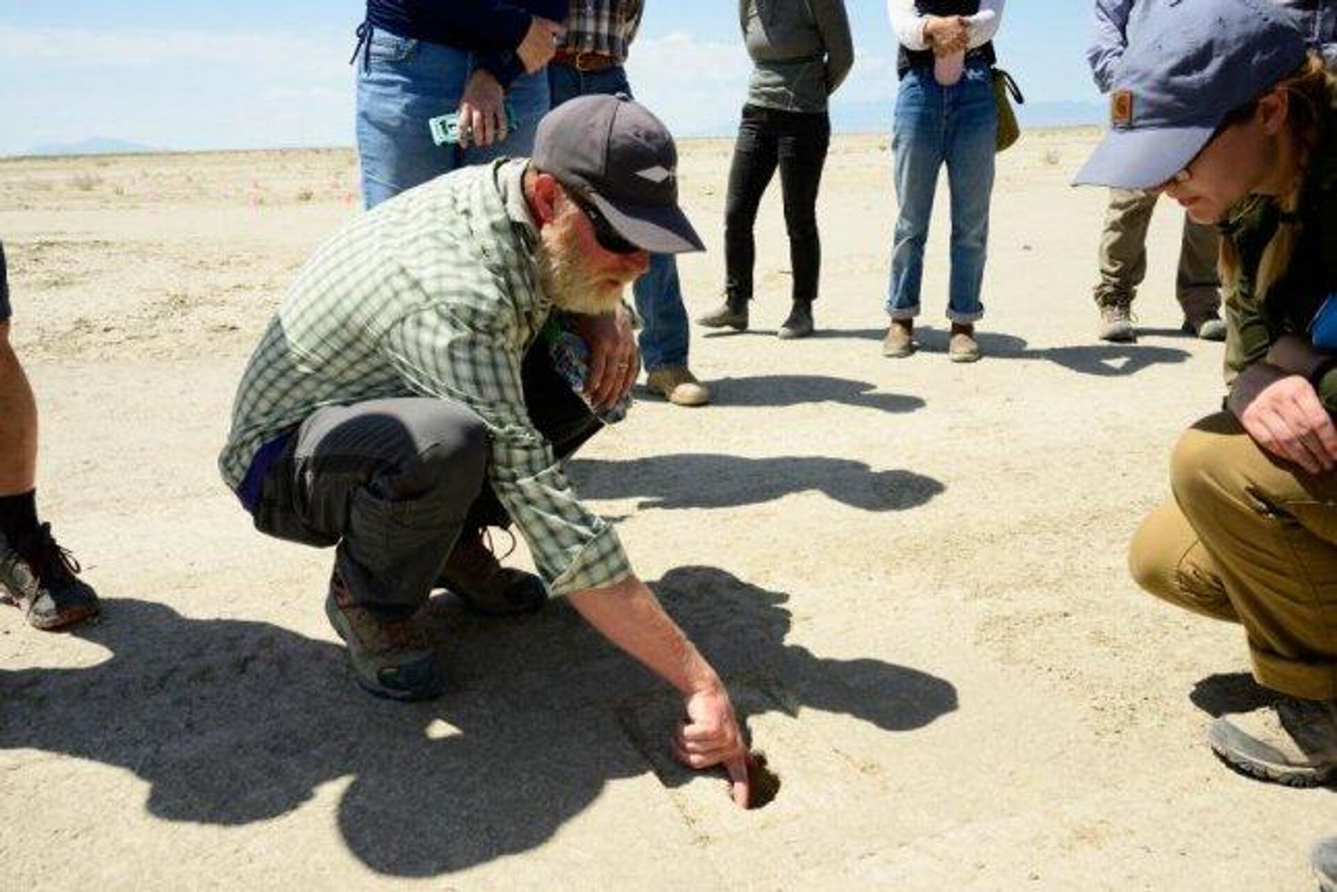 Uma equipe de arqueólogos que estudava a área da Base Aérea de Hill, em Utah, nos EUA, encontrou 88 pegadas humanas datadas de mais de 12 mil anos - Sputnik Brasil, 1920, 04.08.2022