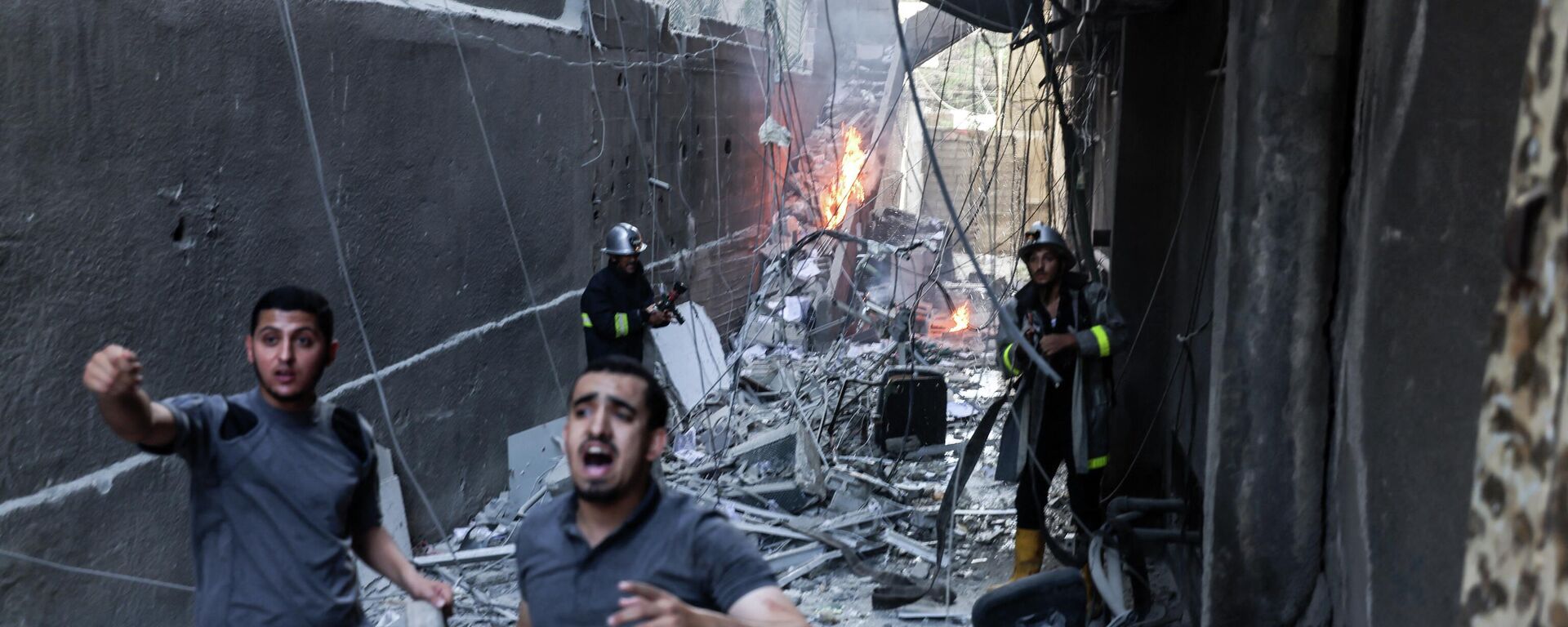 Equipes de resgate e bombeiros apagam incêndio em meio a destruição após ataque aéreo israelense em Gaza, em 5 de agosto de 2022 - Sputnik Brasil, 1920, 05.08.2022