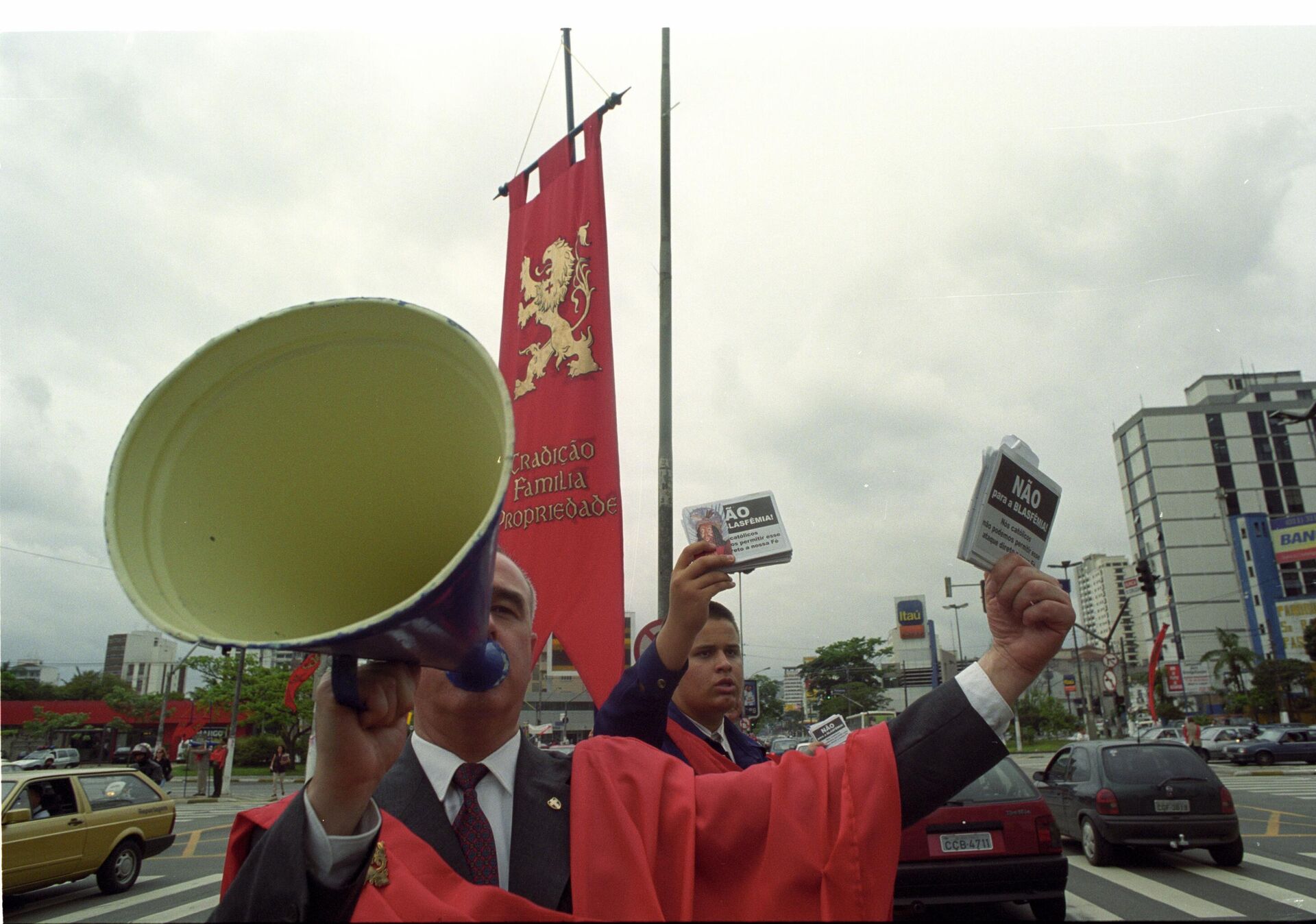 Integrantes do movimento católico ultraconservador Tradição, Família e Propriedade, a TFP, fazem protesto contra a exibição de filme em São Paulo (foto de arquivo)  - Sputnik Brasil, 1920, 05.08.2022