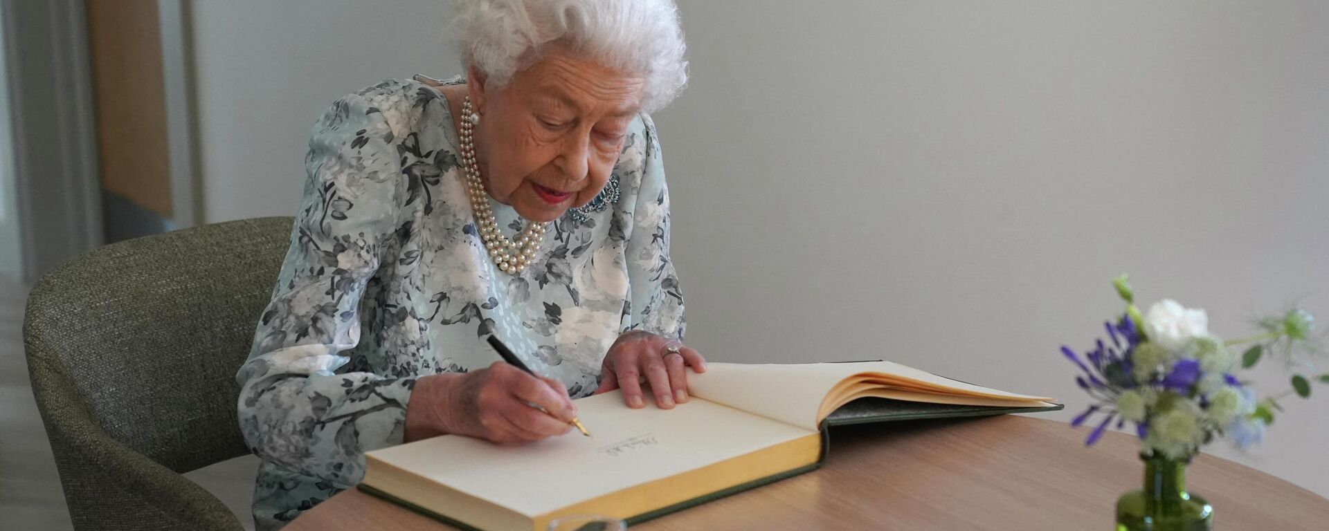 A rainha britânica Elizabeth II assina um livro de visitas durante uma visita para inaugurar oficialmente o novo prédio do Thames Hospice em Maidenhead, Berkshire, em 15 de julho de 2022 - Sputnik Brasil, 1920, 05.08.2022