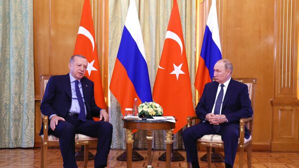 O presidente da Turquia, Recep Tayyip Erdogan (à esquerda), e o presidente russo, Vladimir Putin, durante encontro em Sochi, Rússia, 5 de agosto de 2022 - Sputnik Brasil