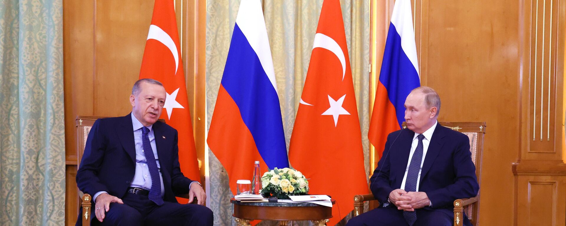 O presidente da Turquia, Recep Tayyip Erdogan (à esquerda), e o presidente russo, Vladimir Putin, durante encontro em Sochi, Rússia, 5 de agosto de 2022 - Sputnik Brasil, 1920, 05.08.2022