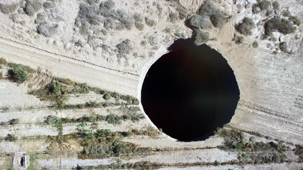 Buraco de 32 metros de diâmetro se abriu no deserto do Atacama, norte do Chile, em foto de 1º de agosto de 2022 - Sputnik Brasil