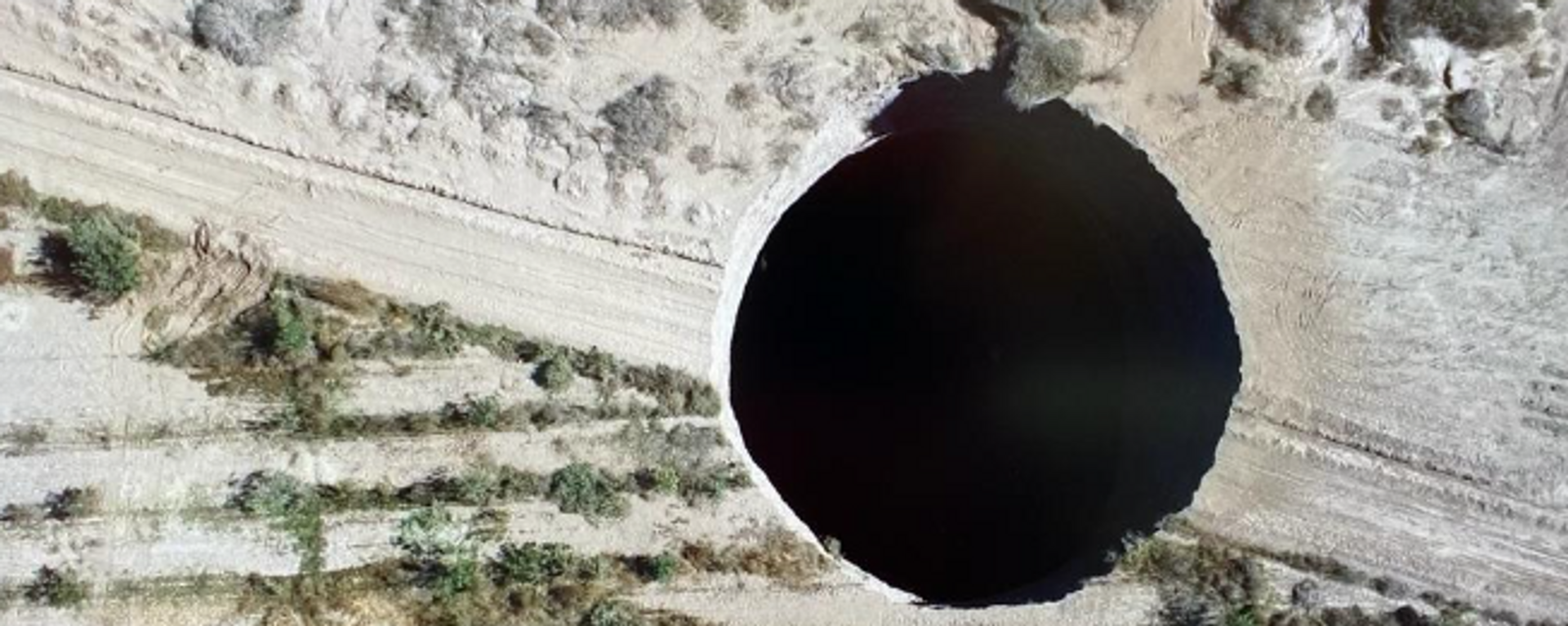 Buraco de 32 metros de diâmetro se abriu no deserto do Atacama, norte do Chile, em foto de 1º de agosto de 2022 - Sputnik Brasil, 1920, 05.08.2022