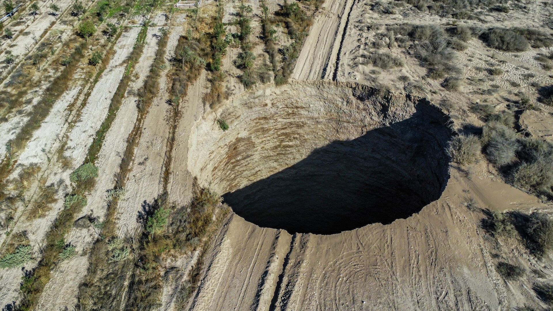 O buraco gigante na área de mineração da cidade de Tierra Amarilla, no Deserto do Atacama, Chile, em 1º de agosto de 2022 - Sputnik Brasil, 1920, 05.08.2022
