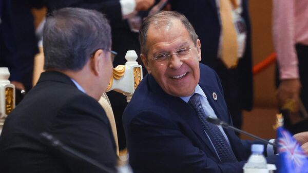 Ministros das Relações Exteriores da Coreia do Sul (à direita) e da Rússia (à esquerda), Park Jin e Sergei Lavrov conversam, em 5 de agosto de 2022 - Sputnik Brasil