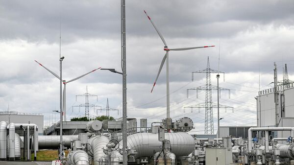Turbinas de vento atrás de tubos e válvulas de pressão Open Grid Europe (OGE, na sigla em inglês), um dos maiores operadores de sistemas de transmissão de gás da Europa, Werne, Alemanha, 15 de julho de 2022 - Sputnik Brasil