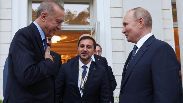 O presidente russo, Vladimir Putin, se despede do presidente turco, Recep Tayyip Erdogan, no final de sua reunião no resort de Sochi, no mar Negro, na Rússia, 5 de agosto de 2022 - Sputnik Brasil