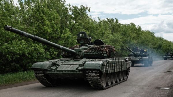 Os principais tanques de batalha ucranianos dirigem em uma estrada perto de Bakhmut, leste da Ucrânia, em 15 de maio de 2022 - Sputnik Brasil