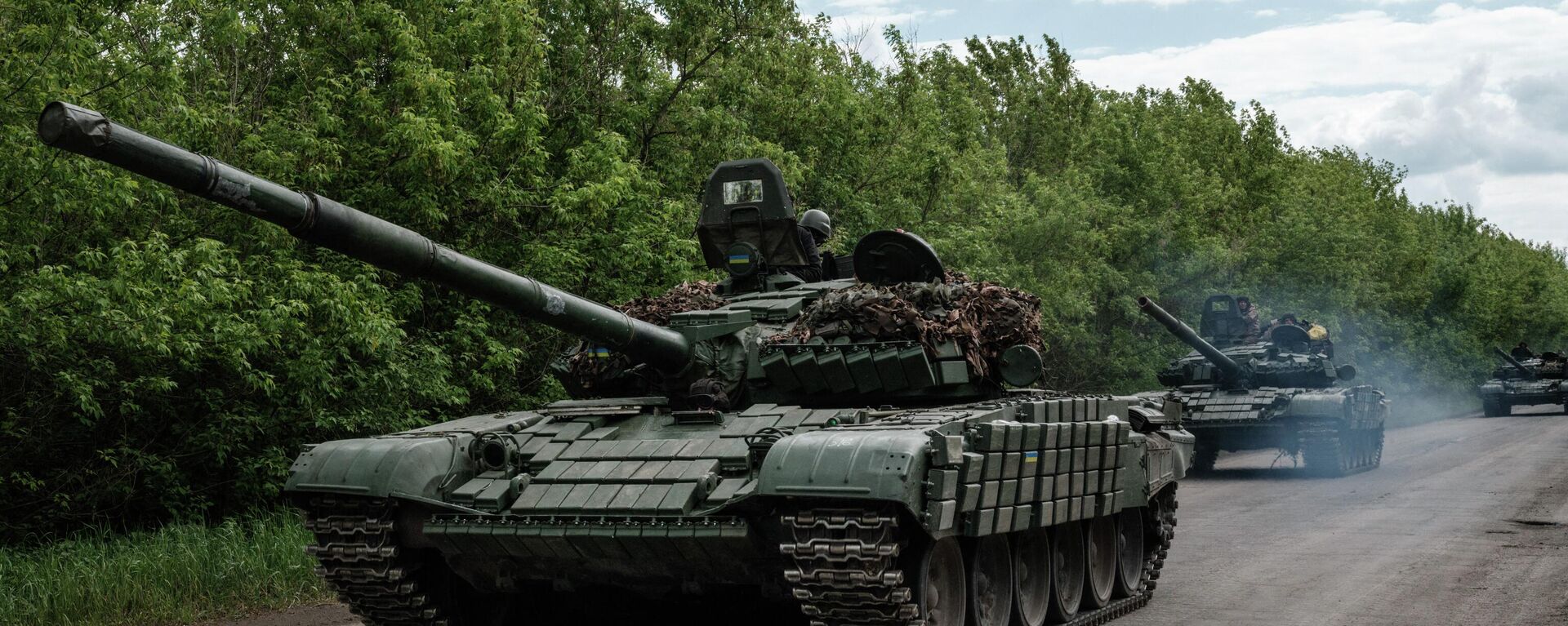 Os principais tanques de batalha ucranianos dirigem em uma estrada perto de Bakhmut, leste da Ucrânia, em 15 de maio de 2022 - Sputnik Brasil, 1920, 06.08.2022
