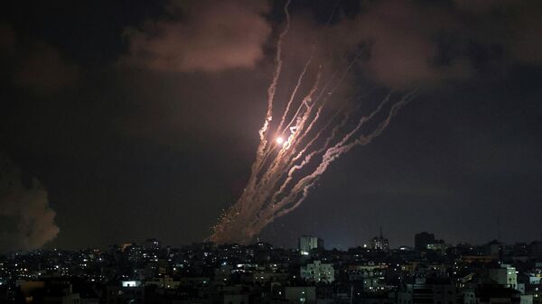 Uma salva de foguetes é disparada da Cidade de Gaza em direção a Israel, em 6 de agosto de 2022 (foto de arquivo) - Sputnik Brasil
