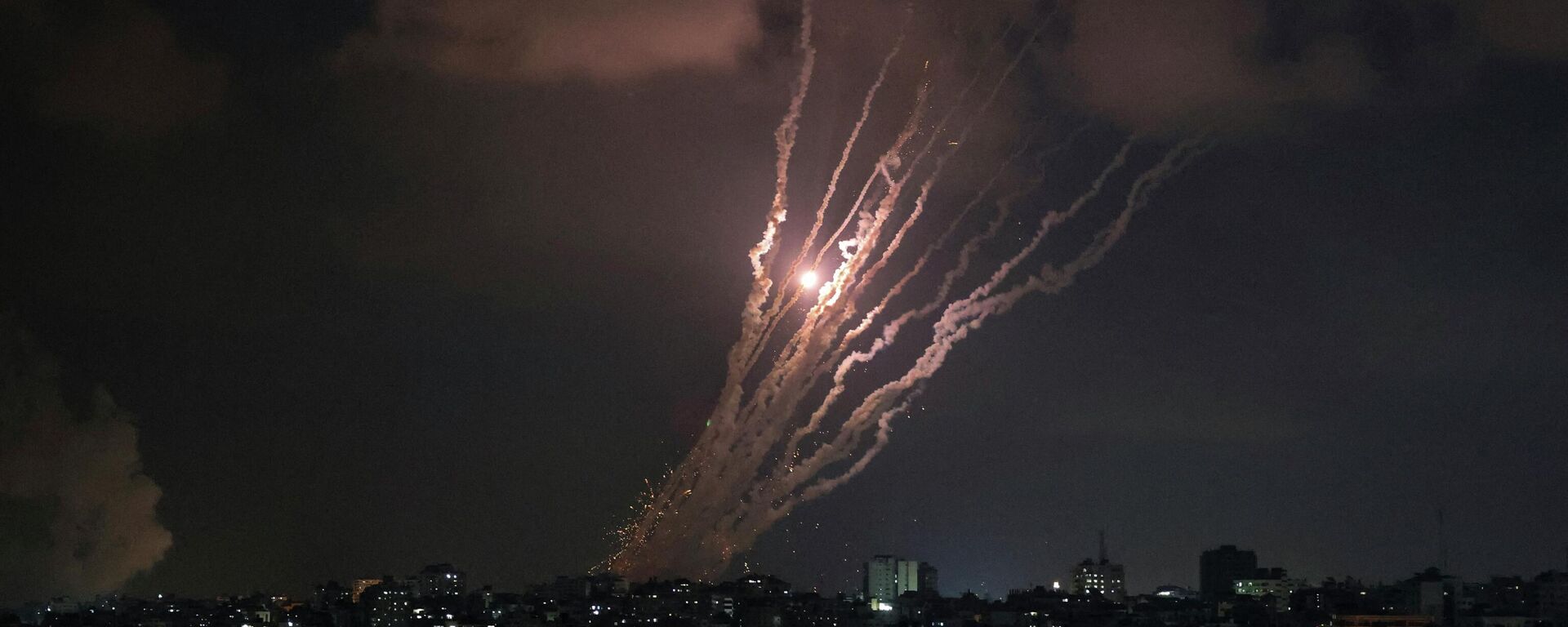 Uma salva de foguetes é disparada da Cidade de Gaza em direção a Israel, em 6 de agosto de 2022 - Sputnik Brasil, 1920, 03.01.2023