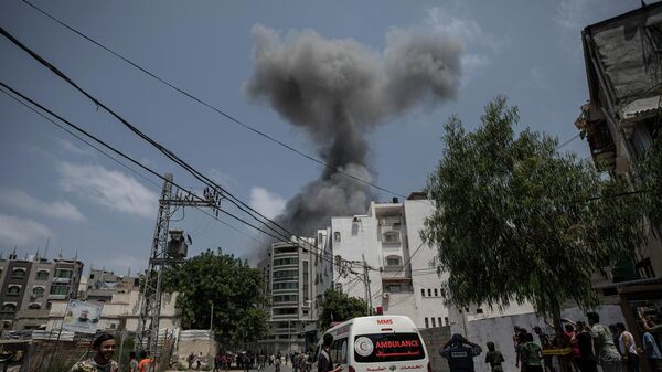 Fumaça resultante de um ataque aéreo israelense contra um prédio residencial em Gaza, 6 de agosto de 2022 - Sputnik Brasil