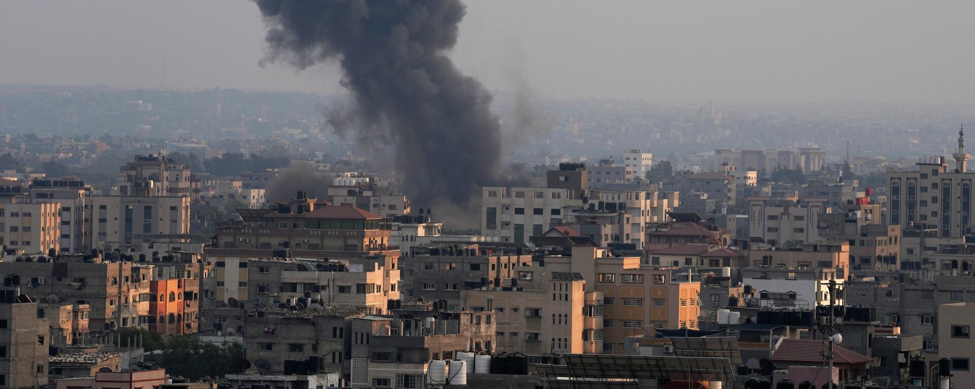Fumaça sobe após ataques aéreos israelenses em prédio residencial em Gaza, em 6 de agosto de 2022 - Sputnik Brasil, 1920, 06.08.2022
