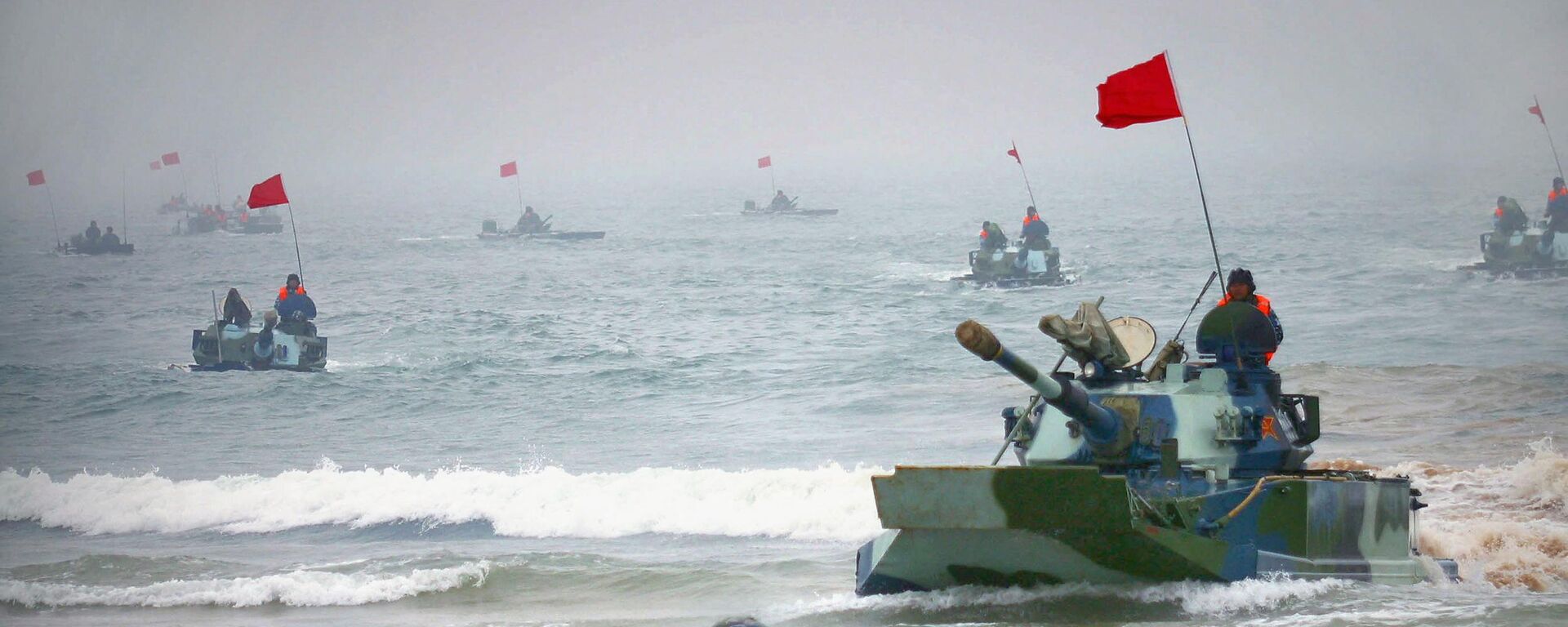 Tanques e fuzileiros navais da China invadem praia em um exercício de assalto anfíbio durante exercício militar conjunto sino-russo na península de Shandong, 24 de agosto de 2005 - Sputnik Brasil, 1920, 07.08.2022